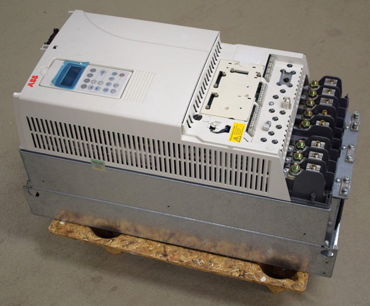ABB ACS800-04-0070-3+E200+P904+R700 in magazzino