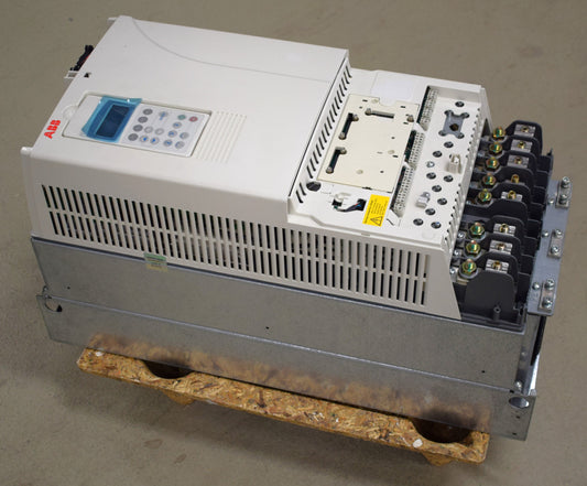 ABB ACS800-04-0070-3+E200+P904+R700 in magazzino